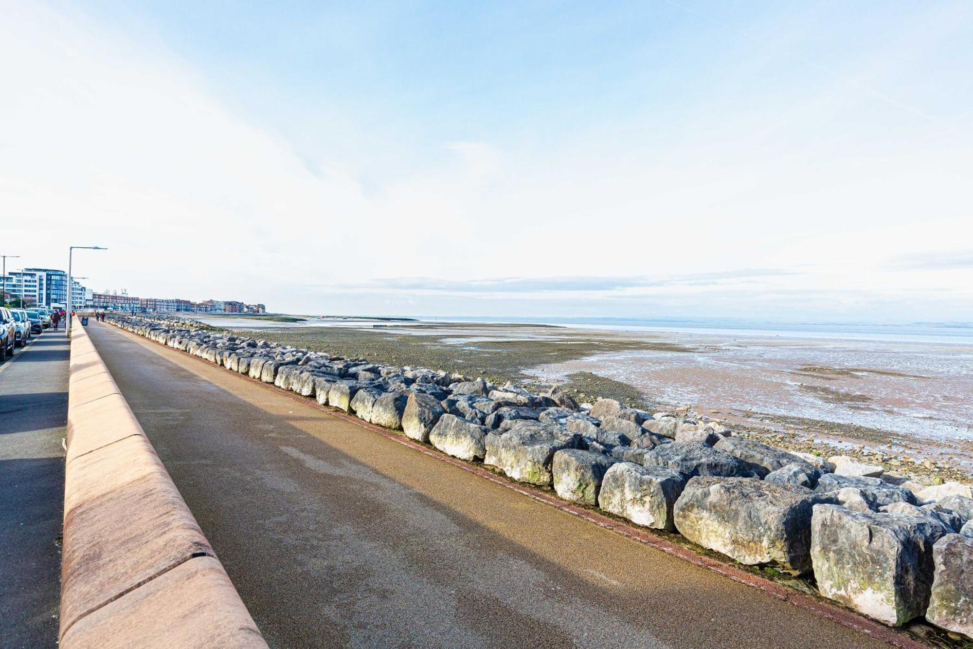 Seafront Apartment - Sleeps 6 - Gateway To The Lake District - Brand New Morecambe Esterno foto
